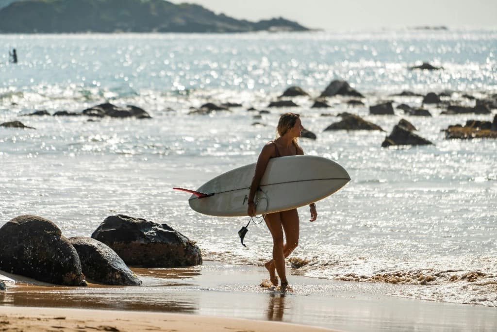 Tea country — Surfer riding a wave on a tropical beach in Sri Lanka